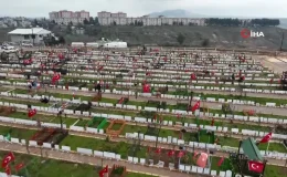 Adıyaman’da Depremde Kaybedilenlerin Mezarlarına Eşyalar Bırakıldı