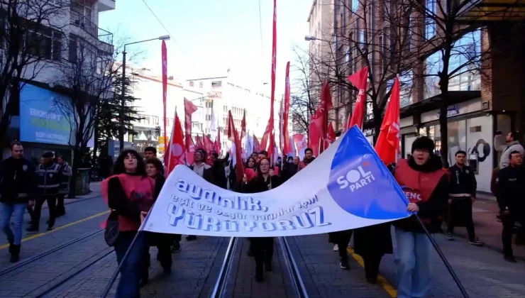 Sol Parti’den Eskişehir’de Yürüyüş: “Hilafet Çağrılarına, Onların Sokaklarımızı Boğduğu Karanlığa Karşı Ülkenin Bütün Sokaklarında Yürüyeceğiz”