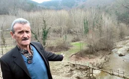 Bartın’ın Ulus ilçesindeki Aktaş Köyü’nde yaşayanlar, derme çatma köprü nedeniyle zorluk yaşıyor