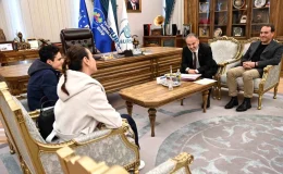 Bursa Büyükşehir Belediye Başkanı Alinur Aktaş, Türkiye’nin en genç büyük ustası Ediz Gürel’i ağırladı