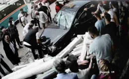 İzmir’de araç kamyonete ve otomobile çarptı, 7 kişinin arasına daldı