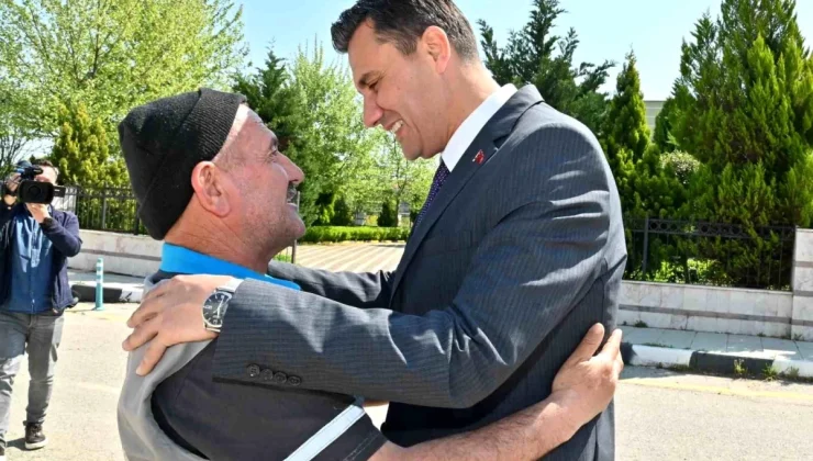 Manisa Büyükşehir Belediye Başkanı Ferdi Zeyrek, çalışanları ve huzurevi sakinleriyle bayramlaştı