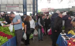 İzmir Balçova Pazar Yeri’nde Fiyatlardan Dert Yanan Vatandaşlar İsyan Etti