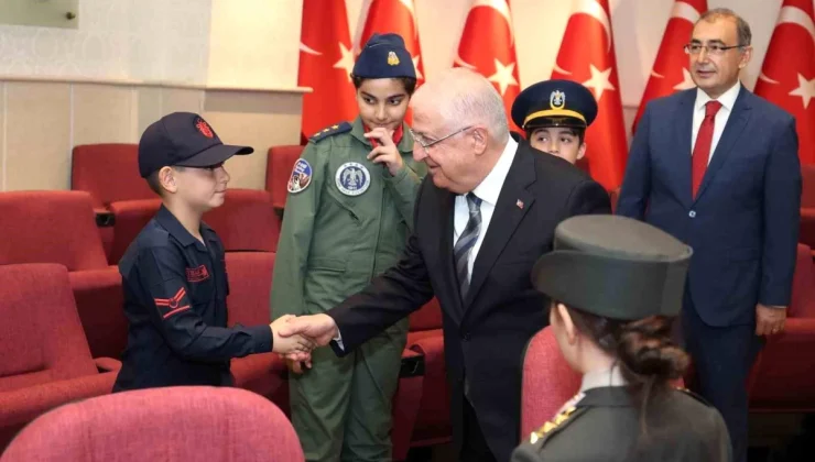 Milli Savunma Bakanı Yaşar Güler, 23 Nisan Ulusal Egemenlik ve Çocuk Bayramı’nda TRT Çocuk Korosu ile bir araya geldi