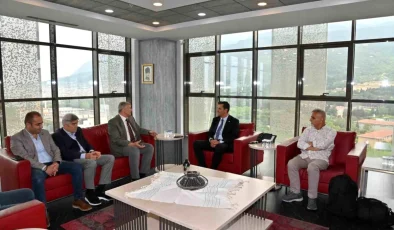 Manisa Büyükşehir Belediye Başkanı Mimar Ferdi Zeyrek, Manisa Gazeteciler Cemiyeti Başkanı Ali Filizkan ve yönetimini makamında ağırladı